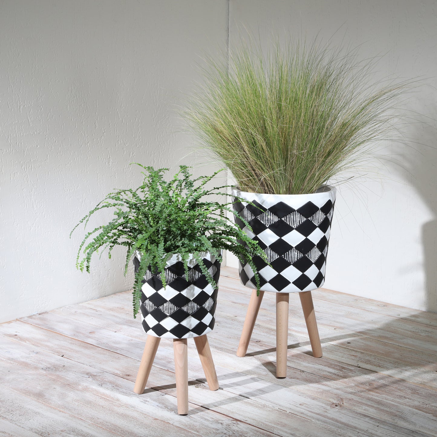 DIAMOND PLANTER W/ WOOD LEGS, BLACK